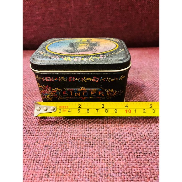 Vintage Singer sewing tin container with old buttons - Picture 13 of 13